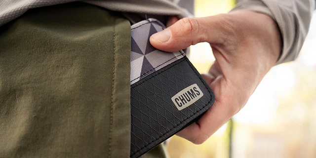 rover-bi-fold-wallet_lifestyle-2