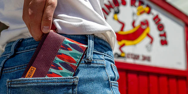 rover-bi-fold-wallet_lifestyle-3