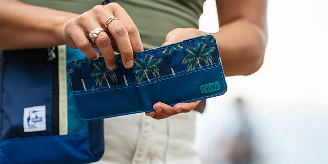 rover-bi-fold-wallet_lifestyle-4